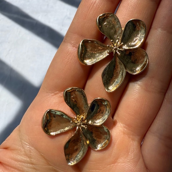 Gold tone Flower Stud Earrings – Vintage Style Statement Jewelry - Picture 8 of 9